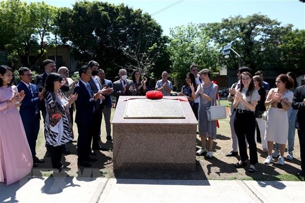 Vietnamese Embassy builds bronze plaque with President Ho Chi Minh’s biography in Argentina